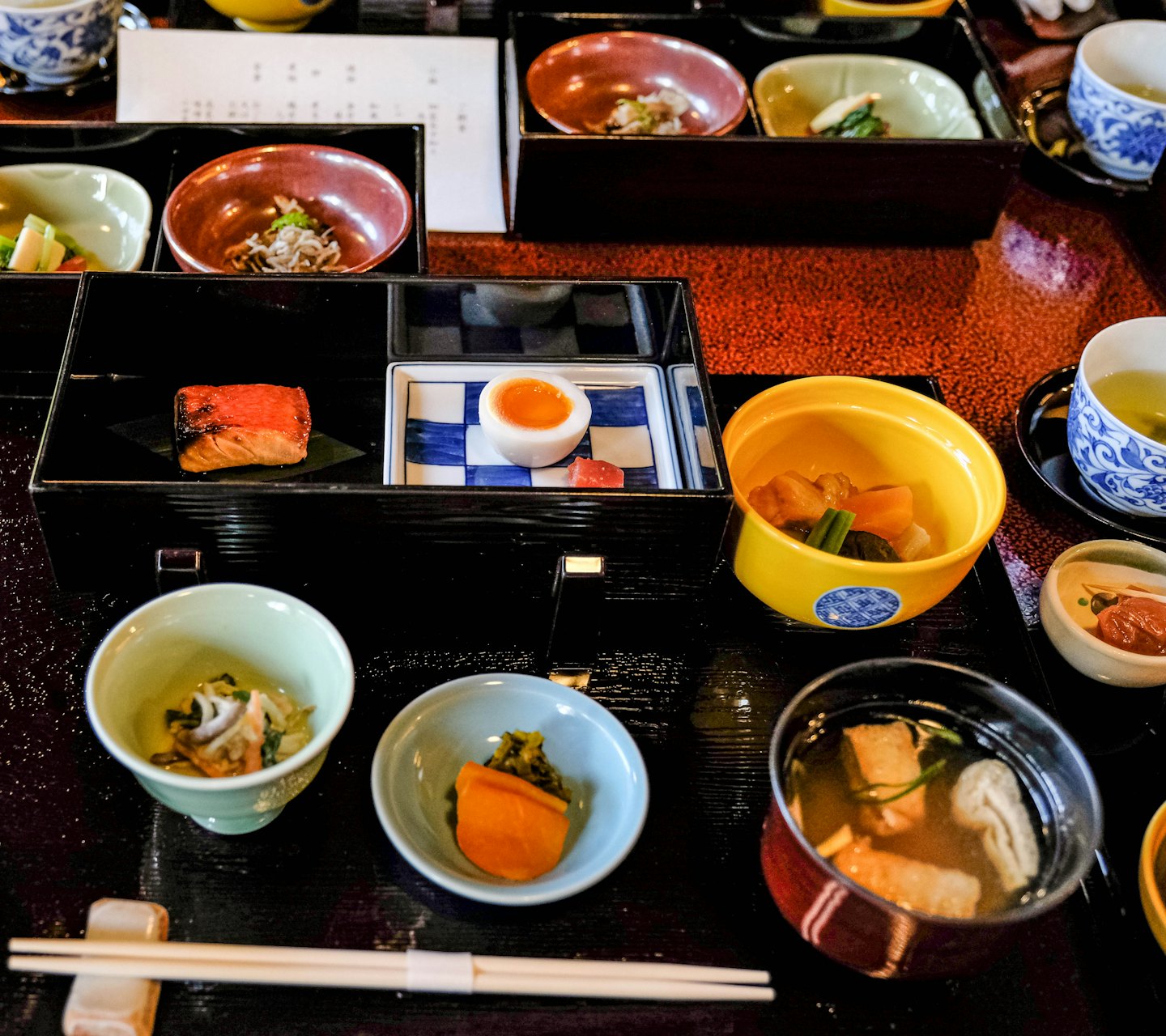 Illalliskattaus, kuvituskuva